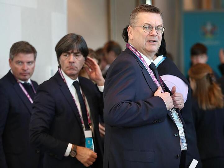 Nimmt das DFB-Team und Bundestrainer Joachim Löw (M) in die Pflicht: DFB-Präsident Reinhard Grindel.