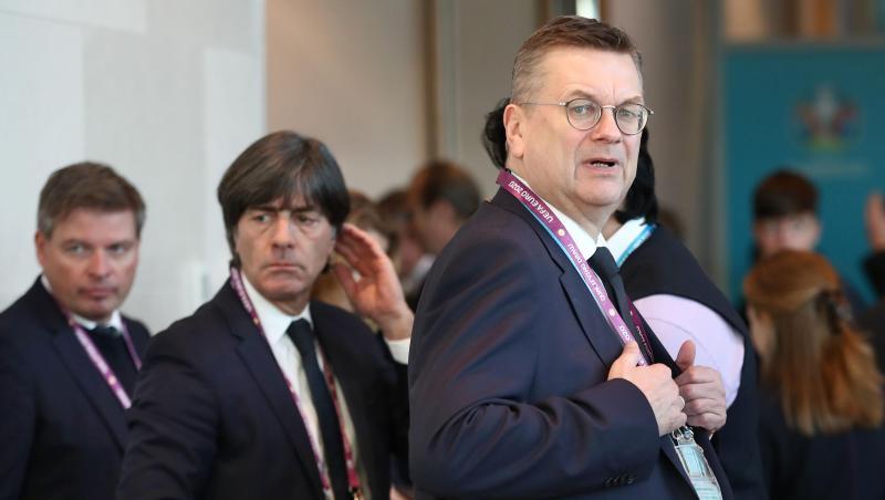 Nimmt das DFB-Team und Bundestrainer Joachim Löw (M) in die Pflicht: DFB-Präsident Reinhard Grindel.