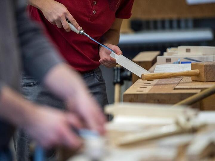 Auszubildende arbeiten an einer Berufsschule an einer Werkbank. Derzeit hat das Handwerk den sprichwörtlichen "goldenen Boden".