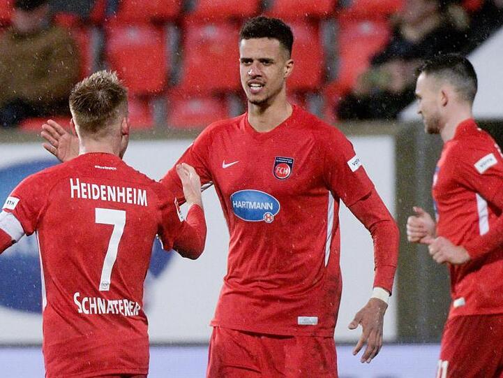 Heidenheims Torschütze Robert Glatzel (r) und Marc Schnatterer (M) feiern das 1:1 gegen Union Berlin.