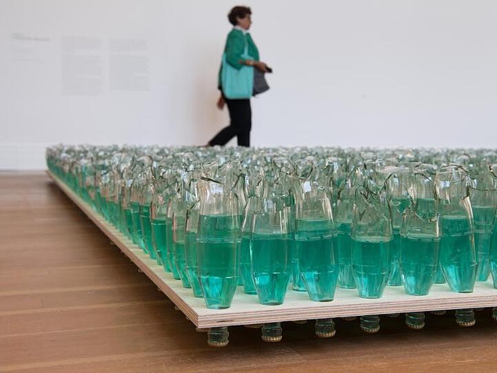Blick auf eine Installation der Künstlerin Lungiswa Gqunta.