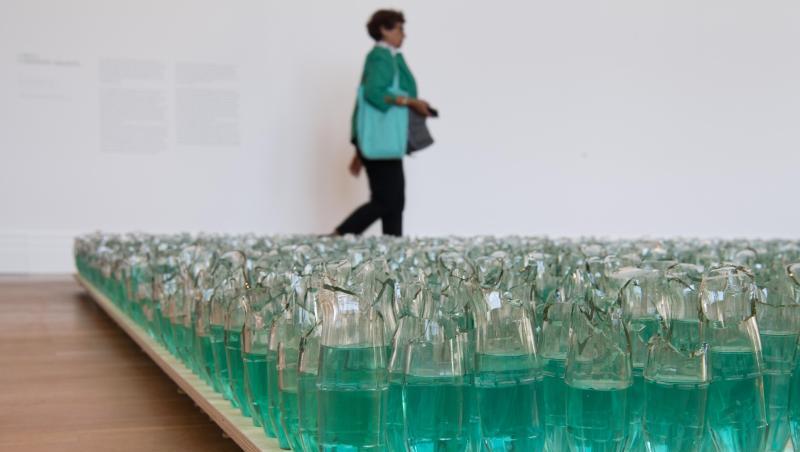 Blick auf eine Installation der Künstlerin Lungiswa Gqunta. Blick auf eine Installation der Künstlerin Lungiswa Gqunta.