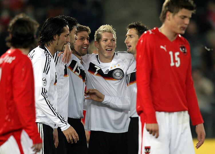 Sie jubeln an einem Abend, der nicht immer erfreulich war. Kuranyi, Ballack, Hitzlsperger, Schweinsteiger und Klose (v. l.) in Wien.