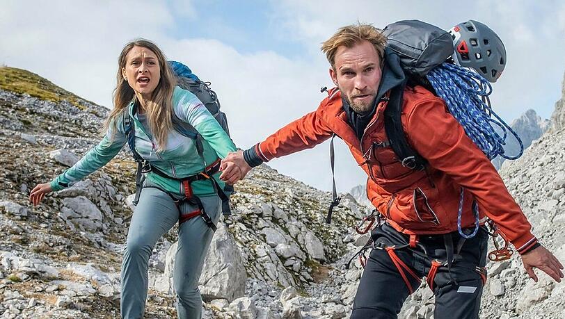 "Einsatz in den Alpen - Der Armbrustkiller": Maje Kostner (Liliane Zillner) und Tom Falk (Jochen Matschke) müssen fliehen.