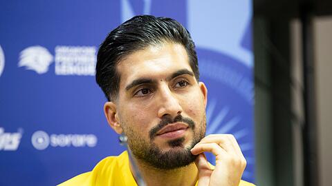 Dortmunds Emre Can spricht während einer Pressekonferenz.