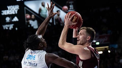 Andreas Obst (r) von München und Johnathan Stove von Weißenfels kämpfen um den Ball.