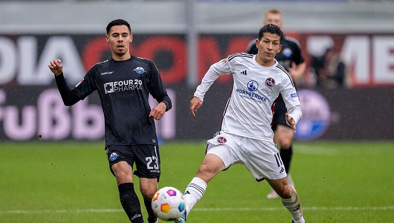 Paderborns Raphael Obermair (l.) und Nürnbergs Kanji Okunuki kämpfen um den Ball.