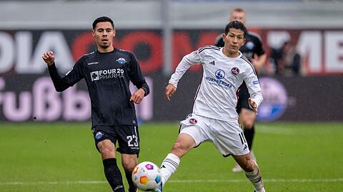 Paderborns Raphael Obermair (l.) und Nürnbergs Kanji Okunuki kämpfen um den Ball.