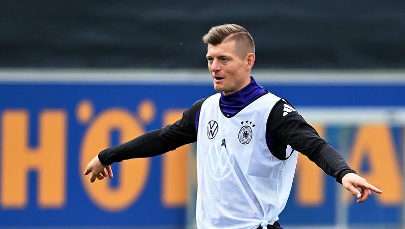Nationalspieler Toni Kroos gestikuliert.