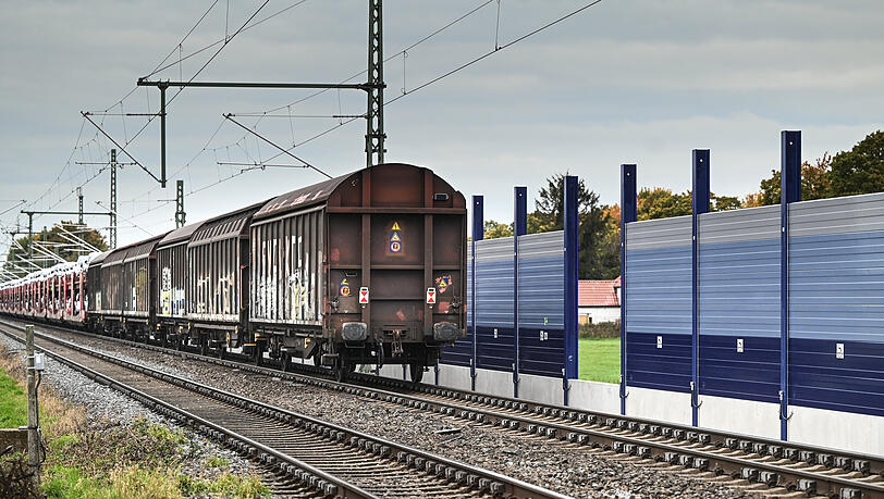 Eine große Lärmschutzwand befindet sich neben einer Bahnlinie mit Personen- und Güterverkehr. Bald auch im Münchner Osten? (Symboldbild)