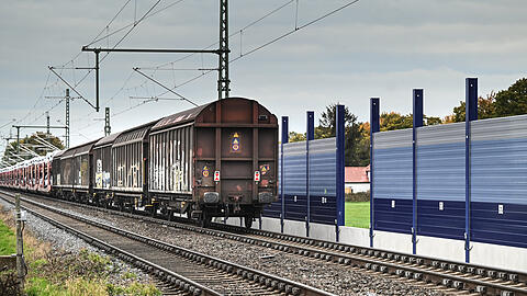 Eine große Lärmschutzwand befindet sich neben einer Bahnlinie mit Personen- und Güterverkehr. Bald auch im Münchner Osten? (Symboldbild)