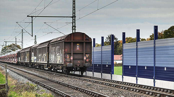 Eine große Lärmschutzwand befindet sich neben einer Bahnlinie mit Personen- und Güterverkehr. Bald auch im Münchner Osten? (Symboldbild)