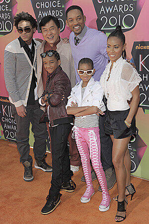 Wie eine Großfamilie: Trey Smith, Jackie Chan, Will Smith, Jaden Smith, Willow Smith und Jada Pinkett Smith auf dem roten Teppich.