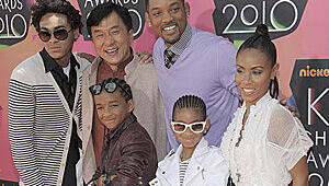 Wie eine Großfamilie: Trey Smith, Jackie Chan, Will Smith, Jaden Smith, Willow Smith und Jada Pinkett Smith auf dem roten Teppich. Wie eine Großfamilie: Trey Smith, Jackie Chan, Will Smith, Jaden Smith, Willow Smith und Jada Pinkett Smith auf dem roten Teppich.