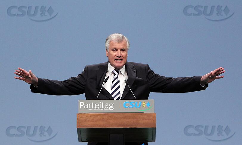 Der CSU-Vorsitzende Horst Seehofer spricht am Samstag in Nürnberg während des CSU-Parteitags.