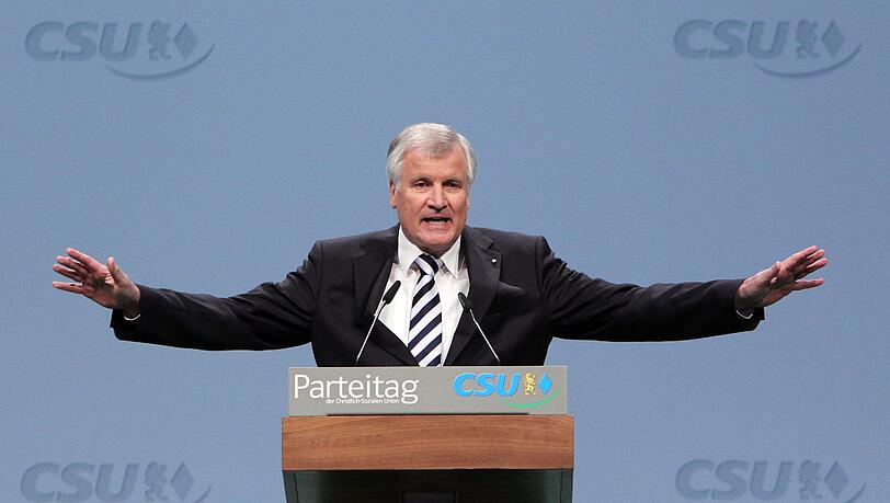 Der CSU-Vorsitzende Horst Seehofer spricht am Samstag in Nürnberg während des CSU-Parteitags. Der CSU-Vorsitzende Horst Seehofer spricht am Samstag in Nürnberg während des CSU-Parteitags.