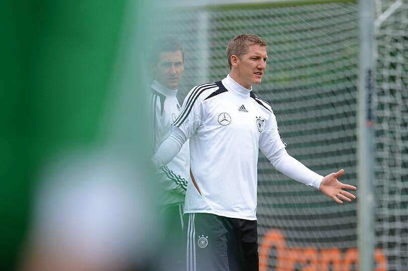 Konzentration in Danzig: Beim Training der Nationalelf zwei Tage vor dem EM-Auftaktspiel stehen mit Lahm und Khedira wieder alle 23 Spieler auf dem Platz.