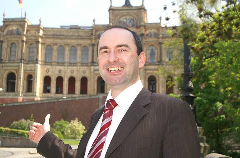 Mein Sohn hält mich auf Trab

Hubert Aiwanger (43), Bundesvorsitzender Freie Wähler, Fraktionsvorsitzender im Bayerischen Landtag

"Ich trinke keinen Alkohol. Und mein Junior hält mich auf Trab, weil er immer mit mir spielen will, wenn ich heimkomme. Da bin ich immer sehr viel auf den Beinen."