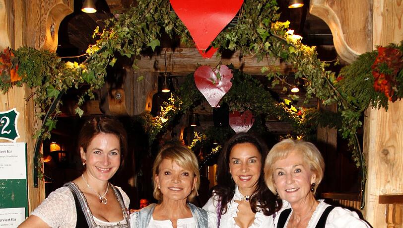 Top-Frauen im klassisch-schönen Wiesn-Look (v. l.): Gastgeberin Natalie Schmid, Uschi Glas, Clarissa Käfer und Karin Stoiber. Top-Frauen im klassisch-schönen Wiesn-Look (v. l.): Gastgeberin Natalie Schmid, Uschi Glas, Clarissa Käfer und Karin Stoiber.