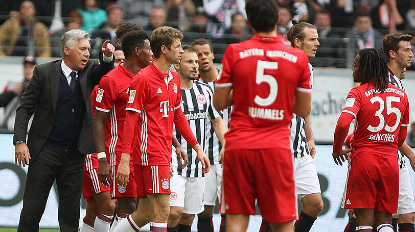 Trainer Carlo Ancelotti gibt seit Juli die Richtung vor beim FC Bayern. Doch zuletzt stimmten die Ergebnisse nicht mehr - so auch am Samstag beim 2:2 gegen Eintracht Frankfurt.
