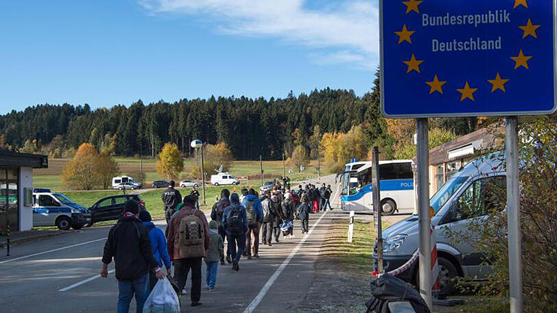 Flüchtlinge überschreiten bei Wegscheid in Bayern die deutsch-öterreichische Grenze.