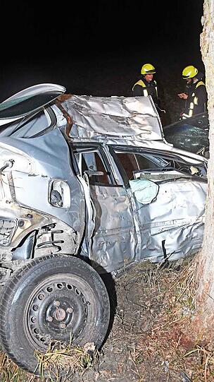 Der Mann kam von der Straße ab und krachte mit seinem Auto gegen einen Baum - er starb noch am Unfallort.