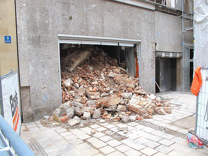Das Haus Kaufingerstraße 11 wird derzeit komplett abgerissen. Ende 2014 soll der Neubau fertig sein.