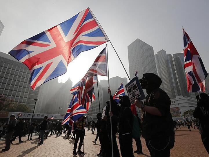 Demonstranten in Hongkong zeigen im Dezember 2019 auch Fahnen der ehemaligen Kolonialmacht Großbritannien.