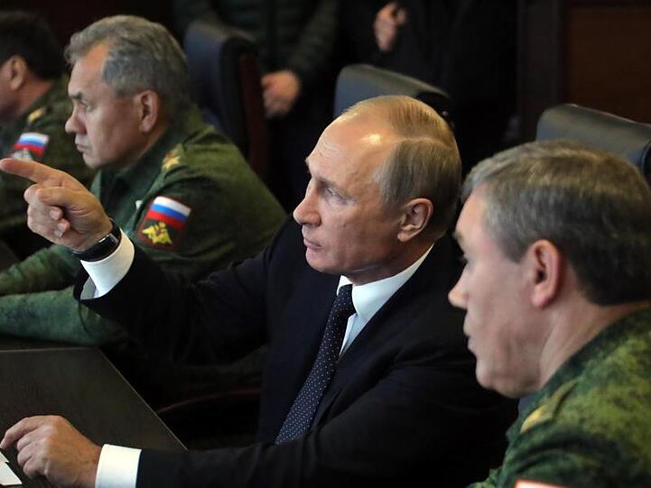 Russlands Präsident Wladimir Putin zusammen mit Verteidigungsminister Sergei Schoigu und dem Generalstabschef der russischen Streitkräfte Waleri Gerassimow.