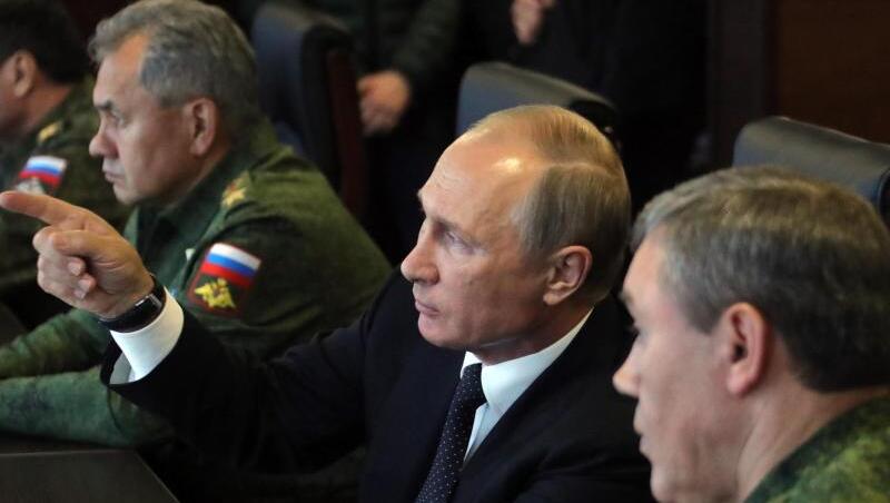 Russlands Präsident Wladimir Putin zusammen mit Verteidigungsminister Sergei Schoigu und dem Generalstabschef der russischen Streitkräfte Waleri Gerassimow. Russlands Präsident Wladimir Putin zusammen mit Verteidigungsminister Sergei Schoigu und dem Generalstabschef der russischen Streitkräfte Waleri Gerassimow.