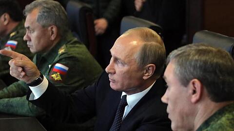 Russlands Präsident Wladimir Putin zusammen mit Verteidigungsminister Sergei Schoigu und dem Generalstabschef der russischen Streitkräfte Waleri Gerassimow.