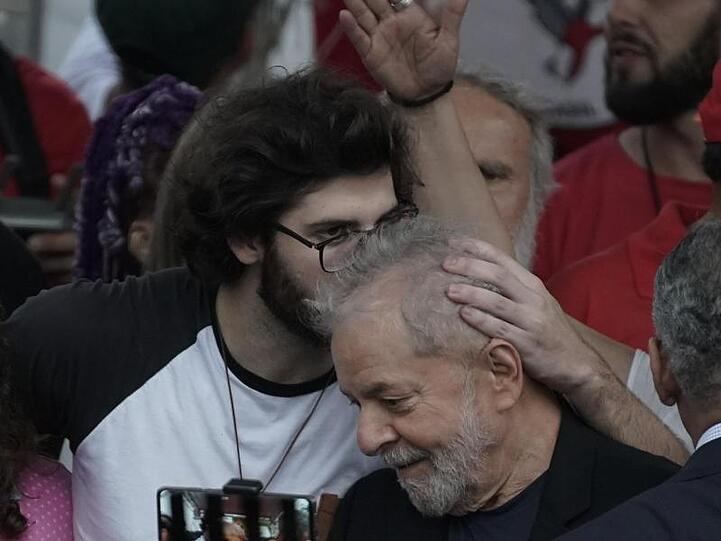 Thiago Trindade Lula da Silva (l.) küsst seinen Großvater, Brasiliens Ex-Präsident Luiz Inácio Lula da Silva, nach dessen Entlassung aus der Haft.