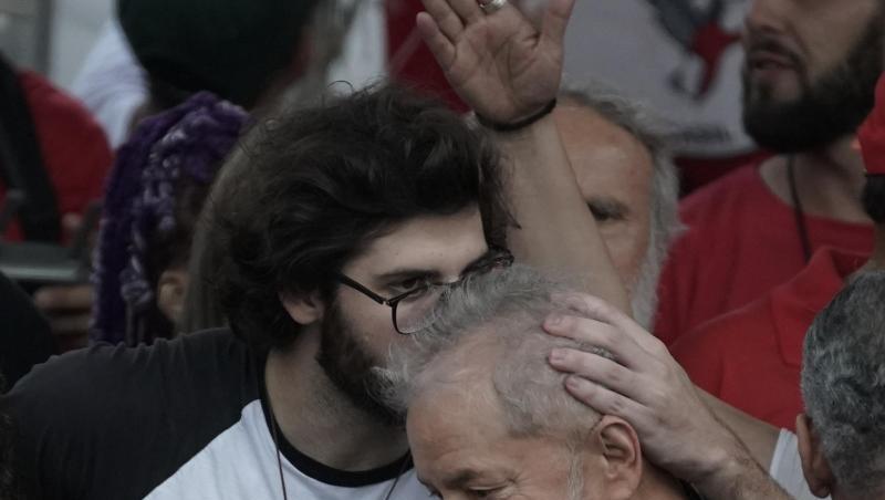Thiago Trindade Lula da Silva (l.) küsst seinen Großvater, Brasiliens Ex-Präsident Luiz Inácio Lula da Silva, nach dessen Entlassung aus der Haft. Thiago Trindade Lula da Silva (l.) küsst seinen Großvater, Brasiliens Ex-Präsident Luiz Inácio Lula da Silva, nach dessen Entlassung aus der Haft.