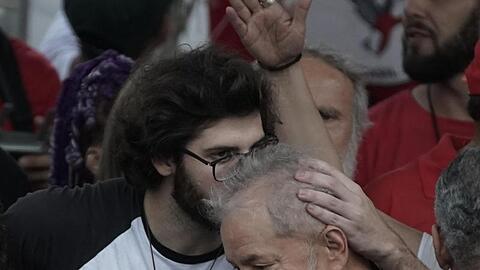 Thiago Trindade Lula da Silva (l.) küsst seinen Großvater, Brasiliens Ex-Präsident Luiz Inácio Lula da Silva, nach dessen Entlassung aus der Haft.