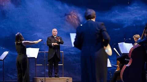 Daniel Barenboim hat das Gedenkkonzert &bdquo;75 Jahre Kriegsende&ldquo; der Staatskapelle Berlin dirigiert.