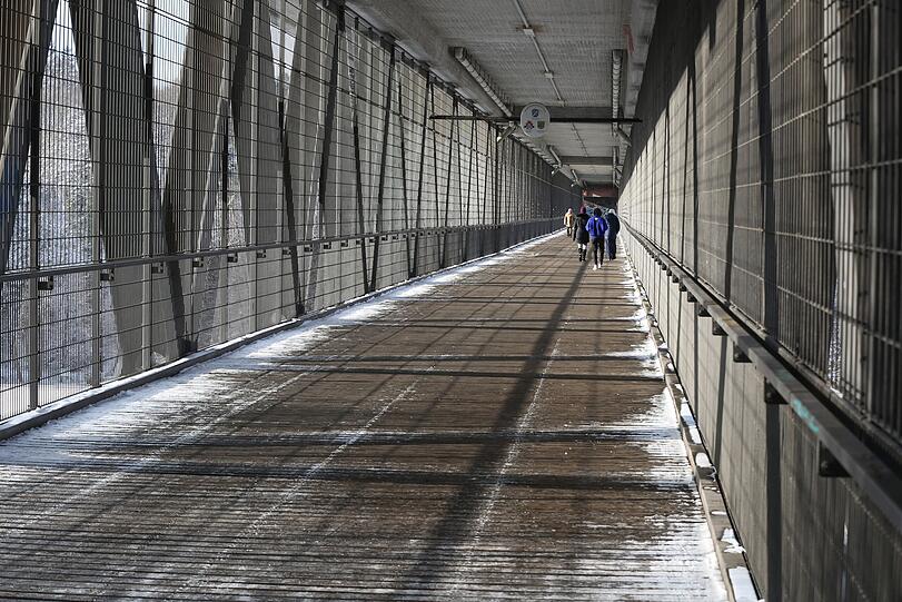 Drahtkäfig: das Innere der Großhesseloher Brücke.