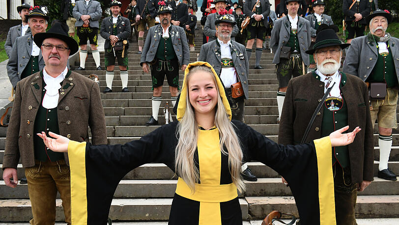 Das Münchner Kindl, Viktoria Ostler steht vor den Stufen der Bavaria beim traditionellen Böllerschießen. Das Oktoberfest endet an diesem Montag. Das Münchner Kindl, Viktoria Ostler steht vor den Stufen der Bavaria beim traditionellen Böllerschießen. Das Oktoberfest endet an diesem Montag.