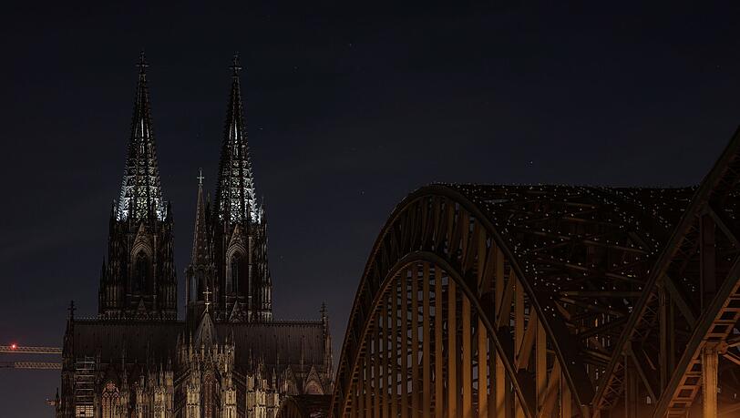 Die Spitzen der Türme des Kölner Doms. Der Dom war wegen der Energiekrise zuletzt bei Nacht vollständig unbeleuchtet.