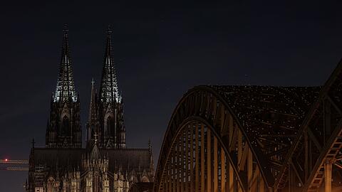 Die Spitzen der Türme des Kölner Doms. Der Dom war wegen der Energiekrise zuletzt bei Nacht vollständig unbeleuchtet.