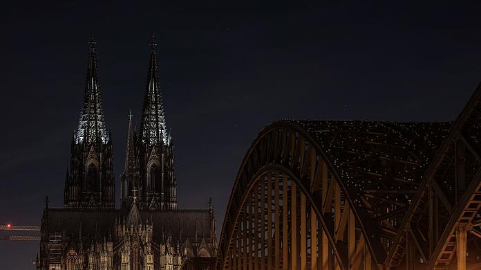 Die Spitzen der Türme des Kölner Doms. Der Dom war wegen der Energiekrise zuletzt bei Nacht vollständig unbeleuchtet.