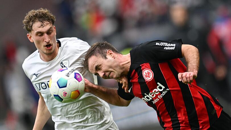 Der Frankfurter Mario Götze (r) im Zweikampf mit Patrick Osterhage.