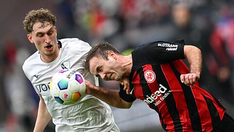 Der Frankfurter Mario Götze (r) im Zweikampf mit Patrick Osterhage.