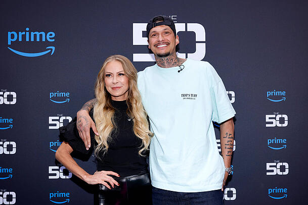 TV-Star Jenny Elvers und Yasin Mohamed tauschten bei "The 50" die ein oder andere Streicheleinheit aus. TV-Star Jenny Elvers und Yasin Mohamed tauschten bei "The 50" die ein oder andere Streicheleinheit aus.