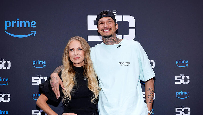 TV-Star Jenny Elvers und Yasin Mohamed tauschten bei "The 50" die ein oder andere Streicheleinheit aus. TV-Star Jenny Elvers und Yasin Mohamed tauschten bei "The 50" die ein oder andere Streicheleinheit aus.