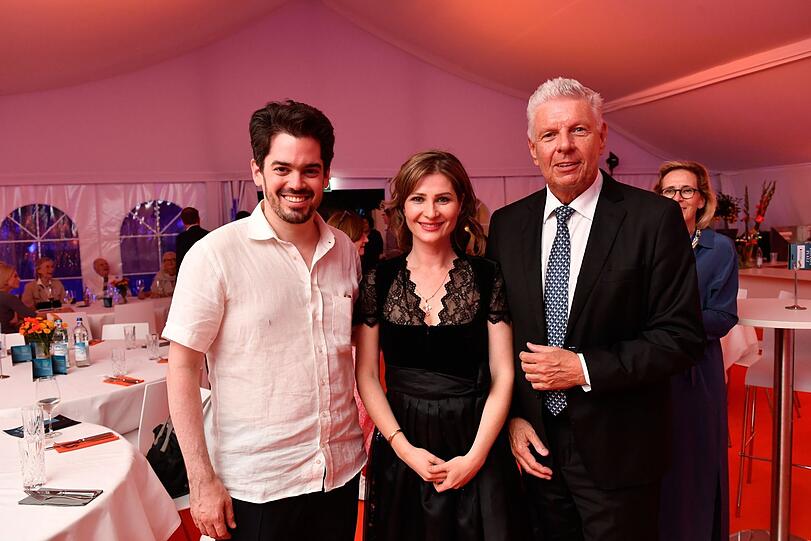Lahav Shani, Lisa Batiashvili und Dieter Reiter nach „Klassik am Odeonsplatz“ im vergangenen Juli.