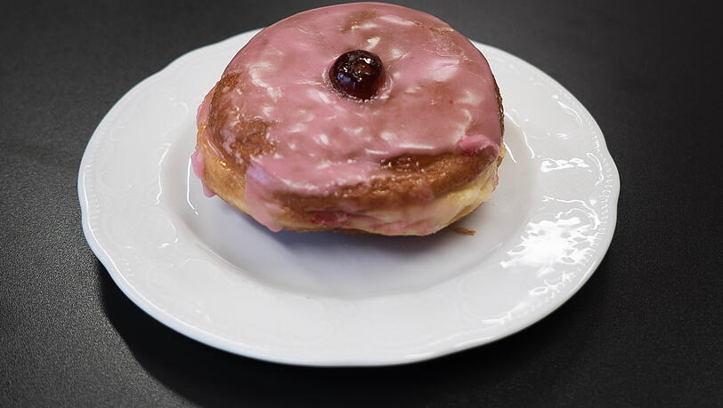 Mit Glasur &uuml;berzogen und h&uuml;bscher Kirsche in der Mitte.