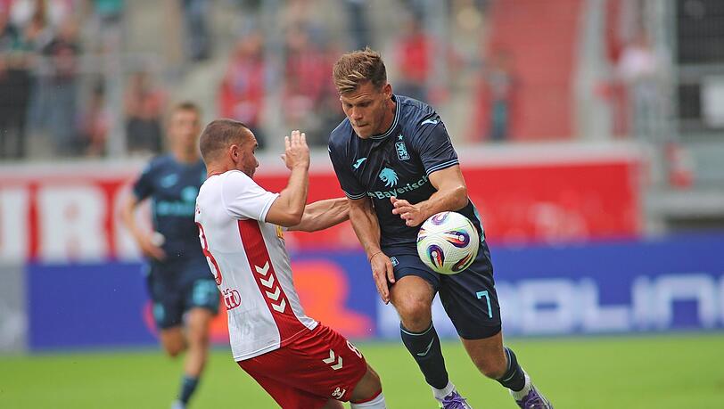 Andreas Geipl (l.) im Duell mit Florian Niederlechner, über den er sagt: "Ein Spieler mit seiner Vita gehört für mich genauso rein in die Mannschaft wie Kevin Volland." Andreas Geipl (l.) im Duell mit Florian Niederlechner, über den er sagt: "Ein Spieler mit seiner Vita gehört für mich genauso rein in die Mannschaft wie Kevin Volland."