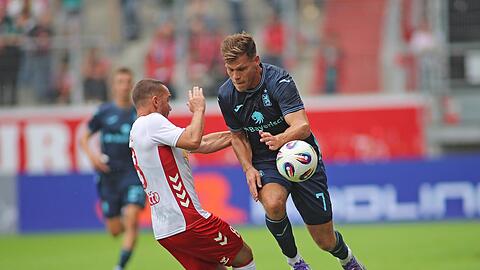 Andreas Geipl (l.) im Duell mit Florian Niederlechner, &uuml;ber den er sagt: "Ein Spieler mit seiner Vita geh&ouml;rt f&uuml;r mich genauso rein in die Mannschaft wie Kevin Volland."