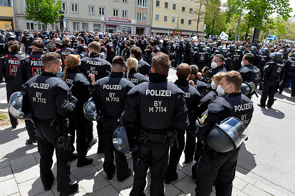 Die Polizei wird beim Lokalderby reichlich vertreten sein.