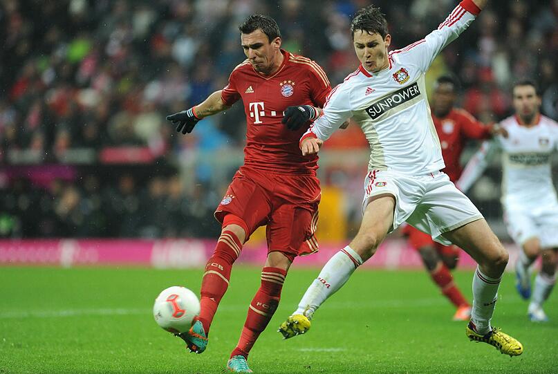 MARIO MANDZUKIC: Note 3. Kurzarm &ndash; das Tattoo muss doch zu sehen sein &ndash; und Handschuhe. Guter, wuchtiger Kopfball (13.) in die Fänge von Leno. Sah Gelb fürs Meckern (57.), war aber zum 1:1 per Kopf zur Stelle, sein achter Saisontreffer